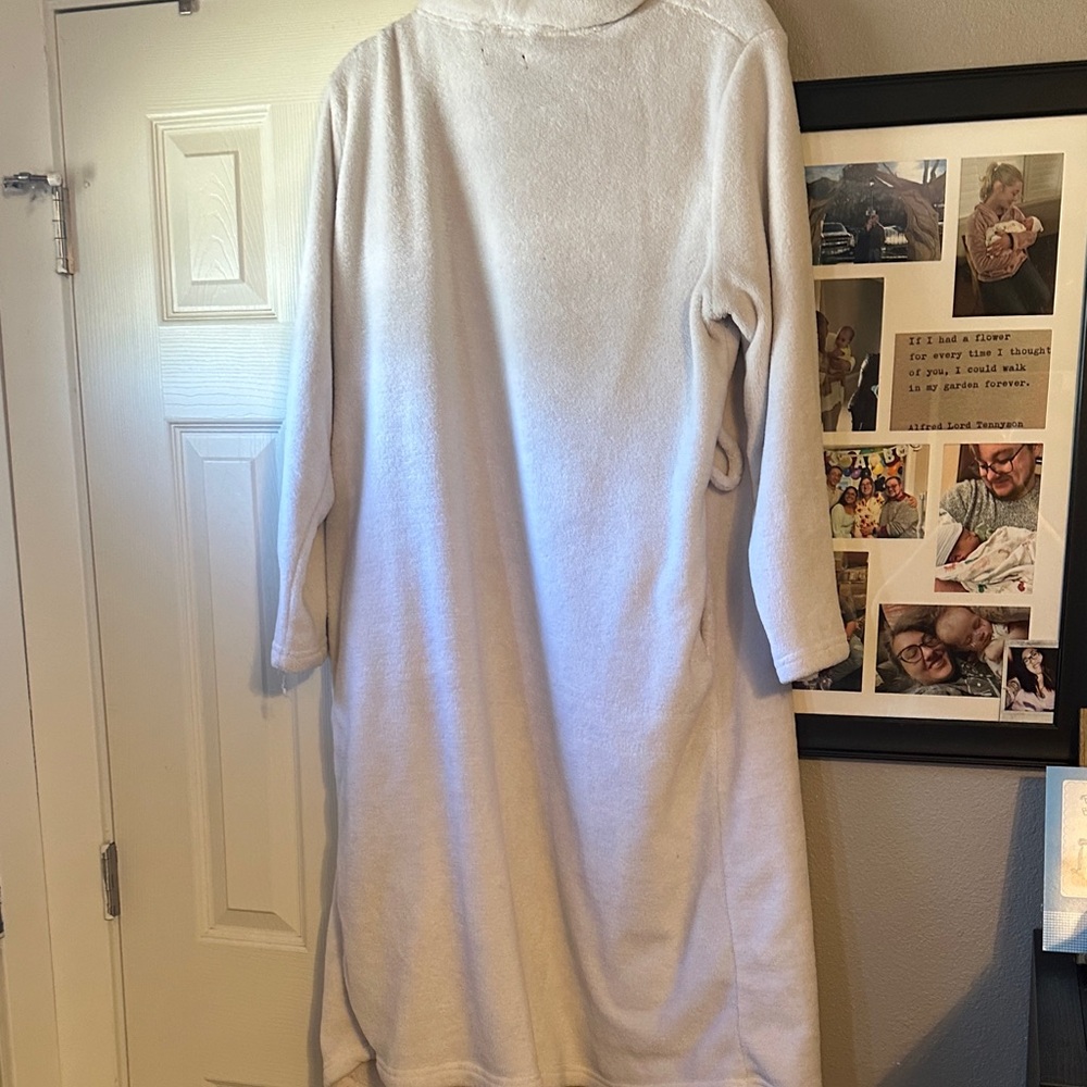 Women's White Plush Robe - Picture 6 of 8